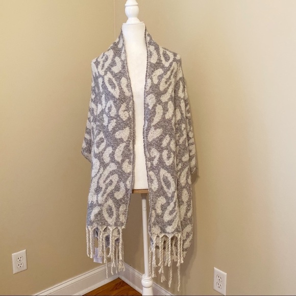 New Directions NWT Fringe Leopard Gray Scarf Wrap - Picture 3 of 12